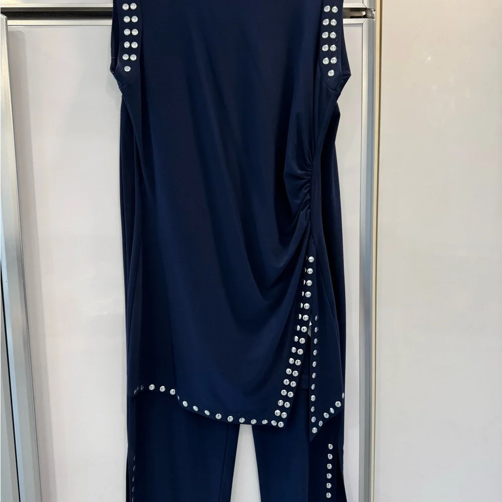 Frank Lyman Design Navy 2 pc set with capris pants with stud accents! - Picture 2 of 6